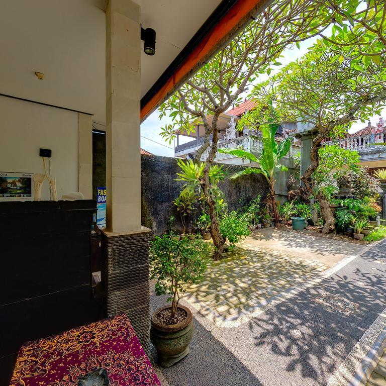 Tirta Yoga Inn Падангбай Номер фото