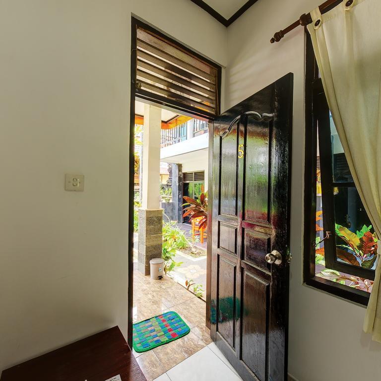 Tirta Yoga Inn Падангбай Номер фото