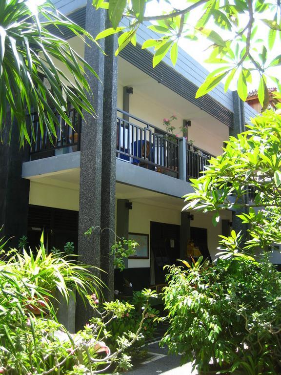 Tirta Yoga Inn Падангбай Экстерьер фото